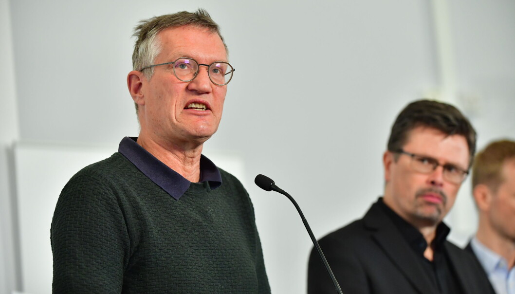 Statsepidemiolog Anders Tegnell har fått kritikk for at Sverige ikke har strenge nok korona-retningslinjer. Her sammen med spesialrådgiver Svante Werger fra Myndigheten för samhällsskydd och beredskap (MSB). Statsepidemiolog Anders Tegnell har fått kritikk for at Sverige ikke har strenge nok korona-retningslinjer. Her sammen med spesialrådgiver Svante Werger fra Myndigheten för samhällsskydd och beredskap (MSB).