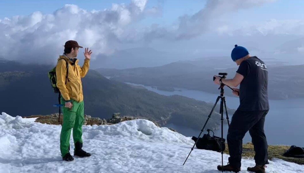 Professor Atle Rotevatn og Brik har laget undervisningsfilmer til studentene på geologi. Her er de på Kattnakken på Stord. Professor Atle Rotevatn og Brik har laget undervisningsfilmer til studentene på geologi. Her er de på Kattnakken på Stord.