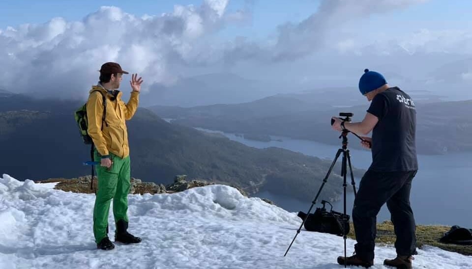 Professor Atle Rotevatn og Brik har laget undervisningsfilmer til studentene på geologi. Her er de på Kattnakken på Stord.