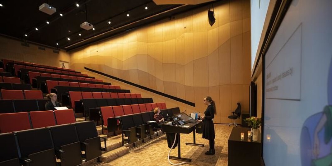 Mens enmeters-regelen er opphevet i undervisningsrom i videregående skole, praktiseres den på universitet og høgskoler. En konsekvens er redusert kapasitet i undervisningsrom og auditorier. Her fra en disputas ved UiT tidligere i vår. Mens enmeters-regelen er opphevet i undervisningsrom i videregående skole, praktiseres den på universitet og høgskoler. En konsekvens er redusert kapasitet i undervisningsrom og auditorier. Her fra en disputas ved UiT tidligere i vår.