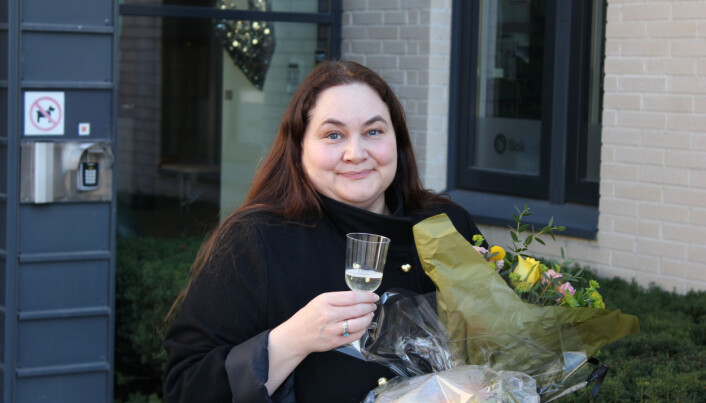 Siri Wieberg Klausen etter gjennomført disputas og med prosecco i plastglass. Siri Wieberg Klausen etter gjennomført disputas og med prosecco i plastglass.