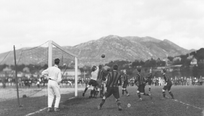 Tradisjoner for 16 Mai-kamper og. Mitt lag Minde mot Brann i 1921. Legg merke til dommerens antrekk Tradisjoner for 16 Mai-kamper og. Mitt lag Minde mot Brann i 1921. Legg merke til dommerens antrekk