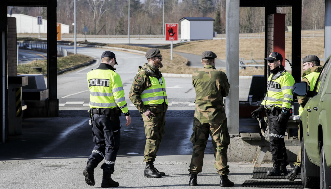 Hvis vi var i en krig og sykehjem var nøkkelobjekter, ville Heimevernet sikret objektet med sperringer, skriver Kenneth Fjell. Da kunne innkjørselen til et norsk sykehjem ha sett ut som grenseovergangen ved Svinesund, der politi og militært personell passer grensen i forbindelse med koronapandemien. Foto: Vidar Ruud / NTB scanpix Hvis vi var i en krig og sykehjem var nøkkelobjekter, ville Heimevernet sikret objektet med sperringer, skriver Kenneth Fjell. Da kunne innkjørselen til et norsk sykehjem ha sett ut som grenseovergangen ved Svinesund, der politi og militært personell passer grensen i forbindelse med koronapandemien. Foto: Vidar Ruud / NTB scanpix