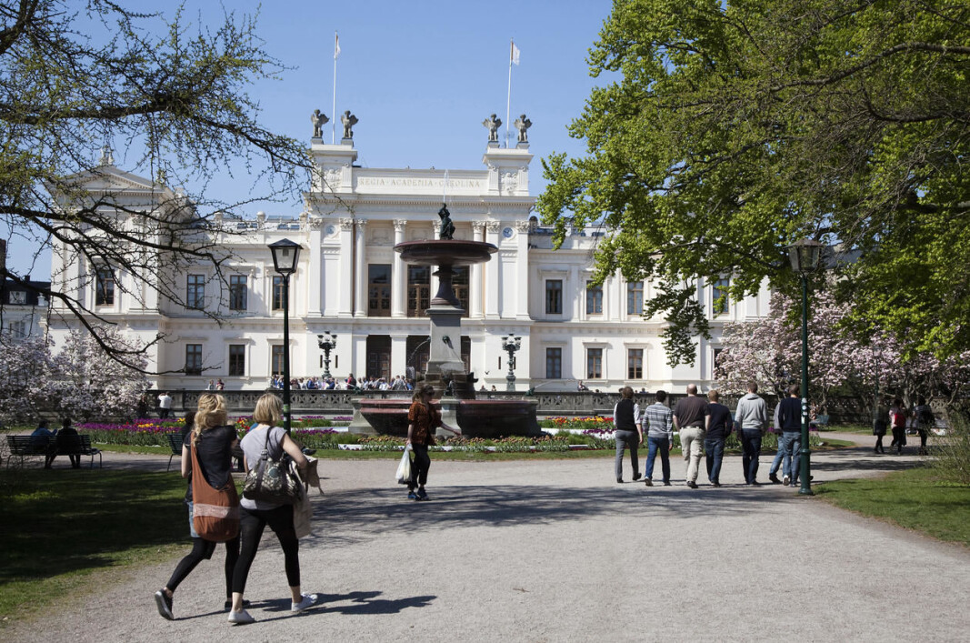 Svenske universitet fryktar konsekvensane av ny utlendingslov for mellombels tilsette forskarar frå utlandet. Rett til permanent opphald i Sverige krev no arbeidskontrakt i minst 18 månader. Svenske universitet fryktar konsekvensane av ny utlendingslov for mellombels tilsette forskarar frå utlandet. Rett til permanent opphald i Sverige krev no arbeidskontrakt i minst 18 månader.