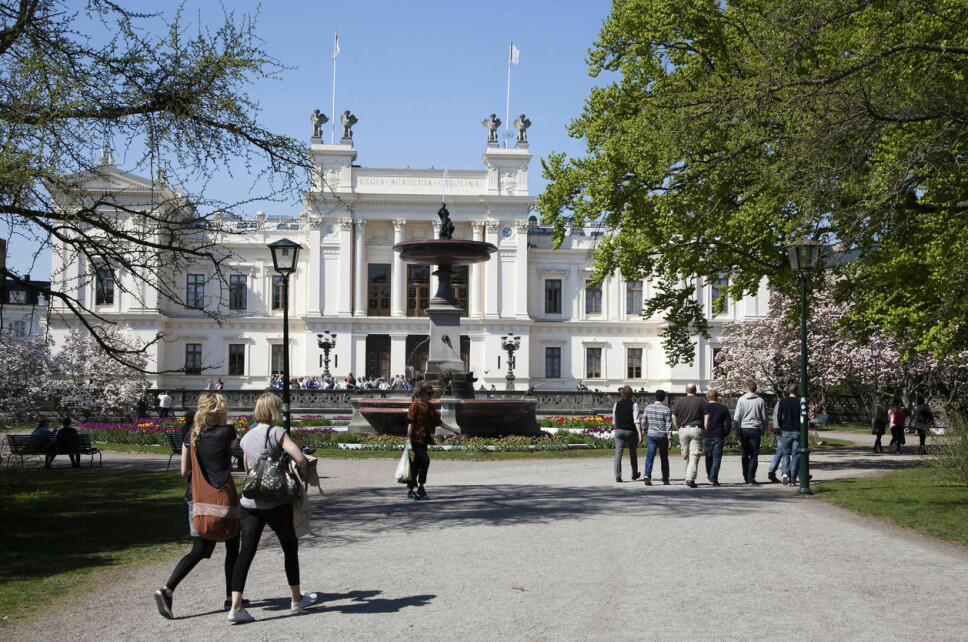 Svenske universitet fryktar konsekvensane av ny utlendingslov for mellombels tilsette forskarar frå utlandet. Rett til permanent opphald i Sverige krev no arbeidskontrakt i minst 18 månader.