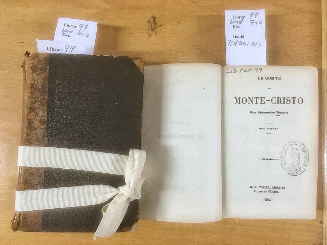 Forsiden av den tredje av volumene med en av de tidligste utgavene av «Greven av Monte Christo», publisert i Brussels av den berømte bokhandleren Carl Vogler (UBB/Librar 99). Forsiden av den tredje av volumene med en av de tidligste utgavene av «Greven av Monte Christo», publisert i Brussels av den berømte bokhandleren Carl Vogler (UBB/Librar 99).