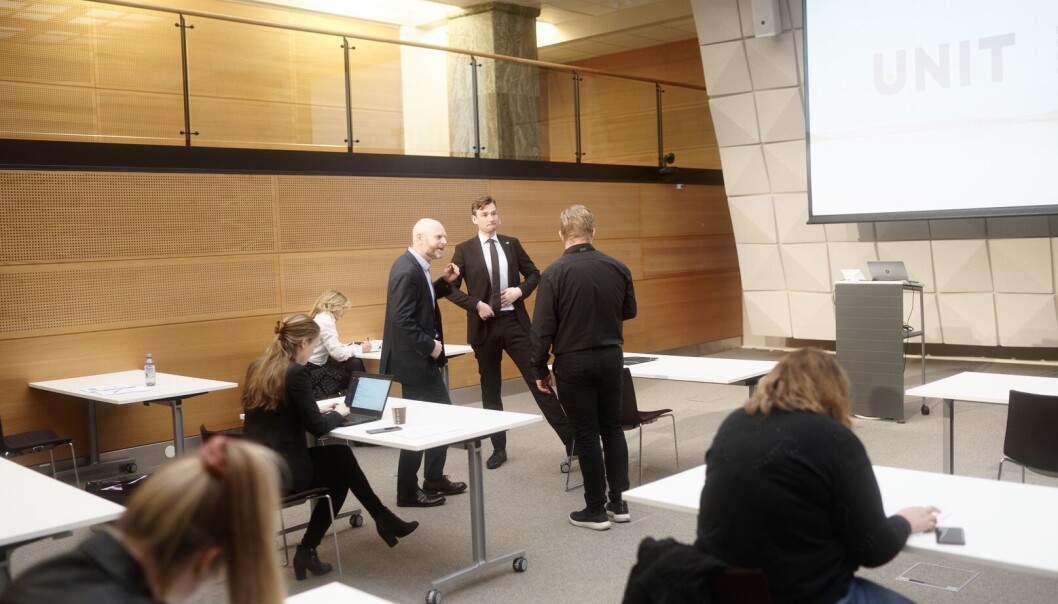 Flere institusjoner opplever nye rekorder i antall søkere. Særlig er helsefag populært. Her er Unit-direktør Roar Olsen og forsknings- og høgere utdanningsminister Henrik Asheim i samtale på pressekonferansen. Flere institusjoner opplever nye rekorder i antall søkere. Særlig er helsefag populært. Her er Unit-direktør Roar Olsen og forsknings- og høgere utdanningsminister Henrik Asheim i samtale på pressekonferansen.