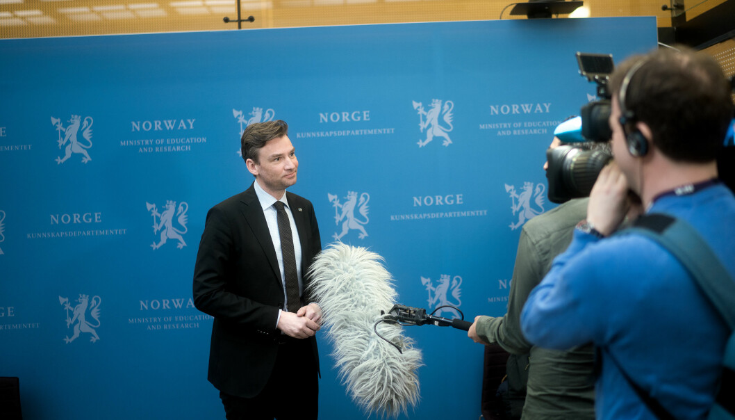 Regjeringen åpner for at flere gjesteforskere får innreise til Norge. Statsråd Henrik Asheim viser til at internasjonal deltakelse er viktig for norsk forskning..
