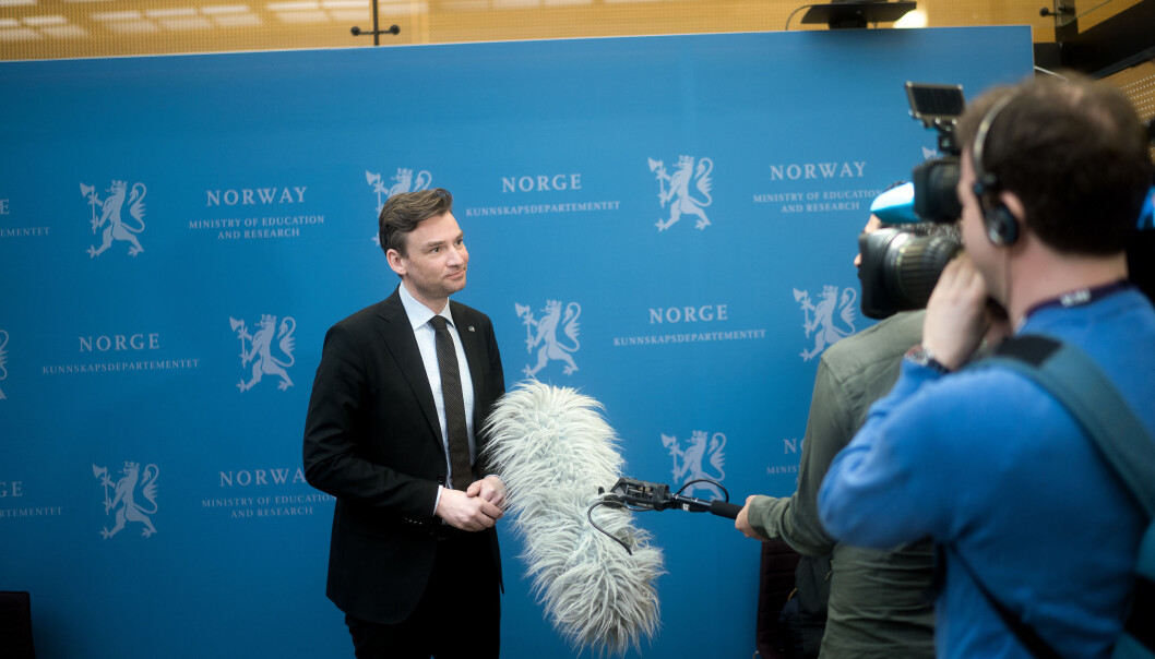 Forsknings- og høyere utdanningsminister Henrik Asheim har denne uka lagt fram tiltak for utdanningssektoren som blir foreslått i revidert nasjonalbudsjett. Forsknings- og høyere utdanningsminister Henrik Asheim har denne uka lagt fram tiltak for utdanningssektoren som blir foreslått i revidert nasjonalbudsjett.
