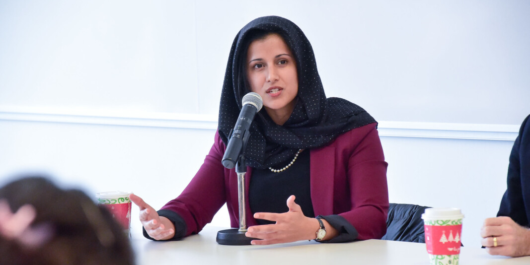 Aisha Ahmad jobber ved Universitetet i Toronto og forsker på krig og konflikt. Nå håper hun hennes egne erfaringer fra å overleve i konflikter, kan være til hjelp for forskerkollegaer rundt omkring i verden under koronakrisen. Aisha Ahmad jobber ved Universitetet i Toronto og forsker på krig og konflikt. Nå håper hun hennes egne erfaringer fra å overleve i konflikter, kan være til hjelp for forskerkollegaer rundt omkring i verden under koronakrisen.