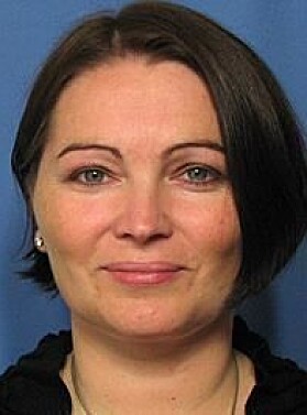 Fungerende assisterende direktør i Folkehelseinstituttet, Gun Peggy Knudsen, forsvarer at FHI ikke la oppdraget med smitteappen ut på anbud. Fungerende assisterende direktør i Folkehelseinstituttet, Gun Peggy Knudsen, forsvarer at FHI ikke la oppdraget med smitteappen ut på anbud.