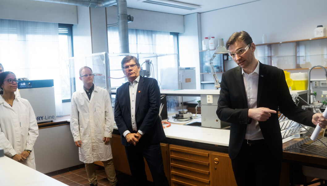 Her besøker Henrik Asheim Kjemisk institutt på Universitetet i Oslo i forbindelse med en forsiktig gjenåpning av universitetet for noen uker siden. Her besøker Henrik Asheim Kjemisk institutt på Universitetet i Oslo i forbindelse med en forsiktig gjenåpning av universitetet for noen uker siden.