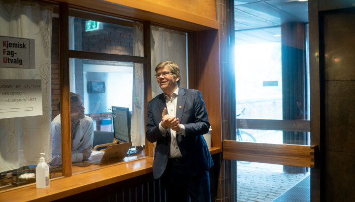 Svein Stølen tar på antibac i resepsjonen, Kjemisk institutt. Svein Stølen tar på antibac i resepsjonen, Kjemisk institutt.