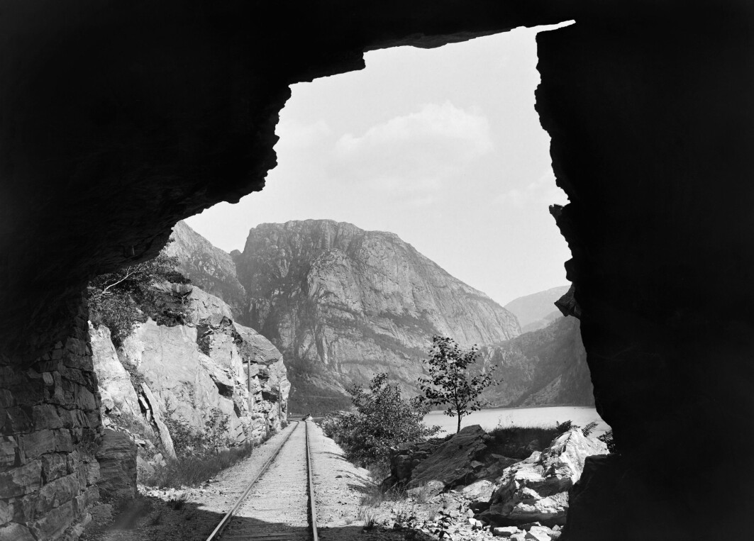 Knud Knudsen: «Parti mellem Stanghelle og Dale (Vossebanen)», fotografert i siste halvdel av 1880-årene. Knud Knudsen: «Parti mellem Stanghelle og Dale (Vossebanen)», fotografert i siste halvdel av 1880-årene.
