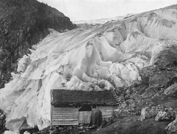 Midt på bildet fra Buarbreen i Hardanger ser vi Knudsens mørkeromstelt. Midt på bildet fra Buarbreen i Hardanger ser vi Knudsens mørkeromstelt.