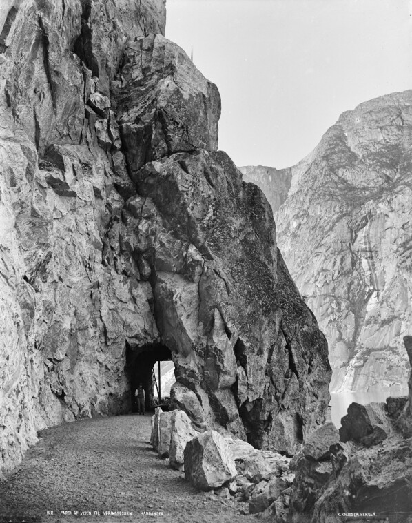 Knud Knudsen: «Parti af veien til Vøringsfossen i Hardanger». Knud Knudsen: «Parti af veien til Vøringsfossen i Hardanger».