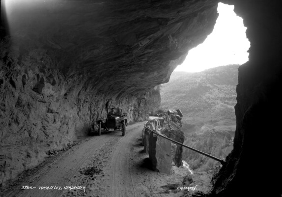 «Tokagjelet, Hardanger». Trolig ikke fotografert av Knudsen selv, men definitivt i hans formspråk. «Tokagjelet, Hardanger». Trolig ikke fotografert av Knudsen selv, men definitivt i hans formspråk.