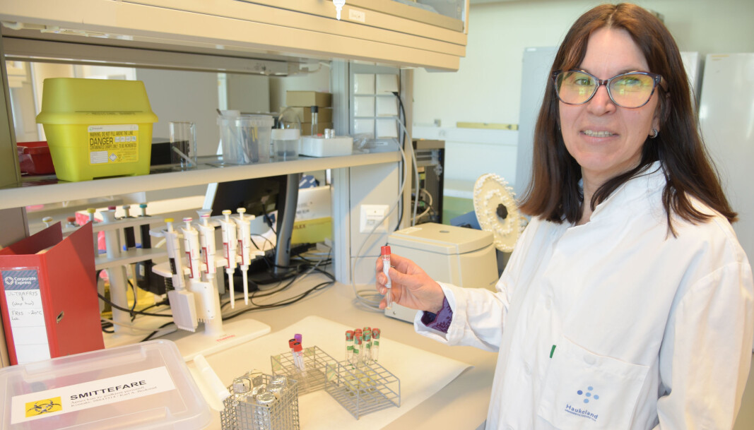 Professor Rebecca Cox jobbar ikkje med ein vaksine no, men ho jobbar med testar frå pasientar som har hatt covid-19. Professor Rebecca Cox jobbar ikkje med ein vaksine no, men ho jobbar med testar frå pasientar som har hatt covid-19.