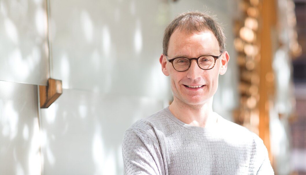 Sjefsforsker Neil Ferguson smiler sannsynligvis ikke like bredt lenger, etter at han nå ser seg nødt til å trekke seg fra regjerings forskningsgruppe som følge av at han har hatt besøk av en gift elskerinne ved minst to tilfeller. Sjefsforsker Neil Ferguson smiler sannsynligvis ikke like bredt lenger, etter at han nå ser seg nødt til å trekke seg fra regjerings forskningsgruppe som følge av at han har hatt besøk av en gift elskerinne ved minst to tilfeller.
