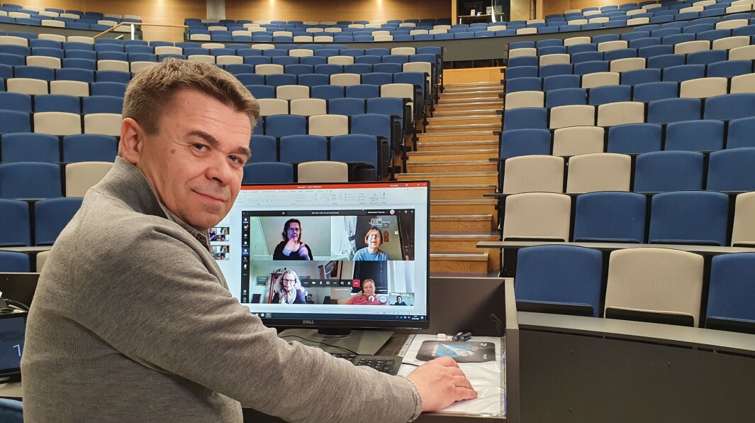 Atle Løkken i det største og nyeste auditoriet vedUniversitetet i Stavanger, som nå et tomt for studenter, men likevel brukt til streaming av forelesninger på nett. Spørsmålet er om koronakrisen har vist oss at vi kanskje ikke lenger trenger denne typen rom for å gi undervisning til studentene, spør Løkken. Atle Løkken i det største og nyeste auditoriet vedUniversitetet i Stavanger, som nå et tomt for studenter, men likevel brukt til streaming av forelesninger på nett. Spørsmålet er om koronakrisen har vist oss at vi kanskje ikke lenger trenger denne typen rom for å gi undervisning til studentene, spør Løkken.