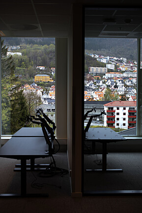Bygget har mange vindauge. Her er utsikt frå ein av lesesalane. Bygget har mange vindauge. Her er utsikt frå ein av lesesalane.