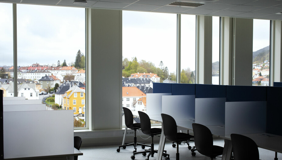 Studentarbeidsplasser/lesesal i det siste nybygget ved Høgskulen på Vestlandet. Smitteverneksperter tror denne typen miljøer blir endret i fremtiden.