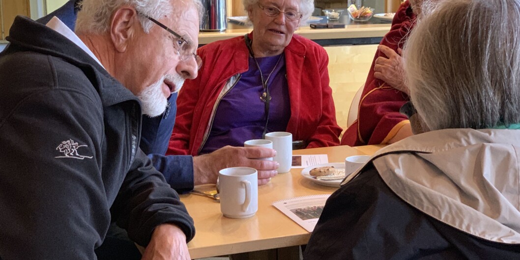 Det blir mange møter, noen over en kaffekopp, andre ganger store fellesmøter, skriver kommisjonens leder Dagfinn Høybråten. Det blir mange møter, noen over en kaffekopp, andre ganger store fellesmøter, skriver kommisjonens leder Dagfinn Høybråten.