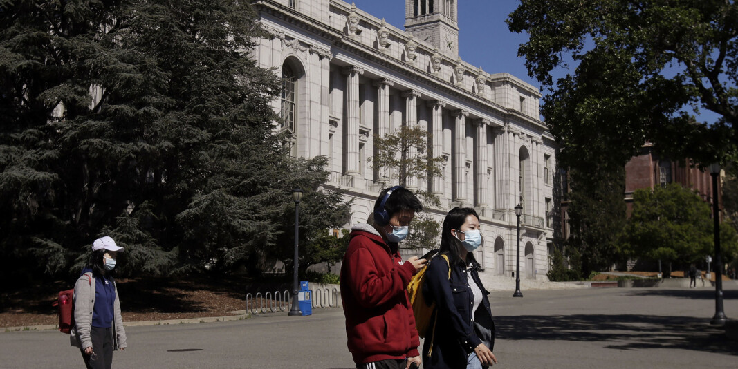 Folk med maske utenfor University of California, Berkeley, i mars. Universitetet er et av mange som har fått gruppesøksmål mot seg. Folk med maske utenfor University of California, Berkeley, i mars. Universitetet er et av mange som har fått gruppesøksmål mot seg.