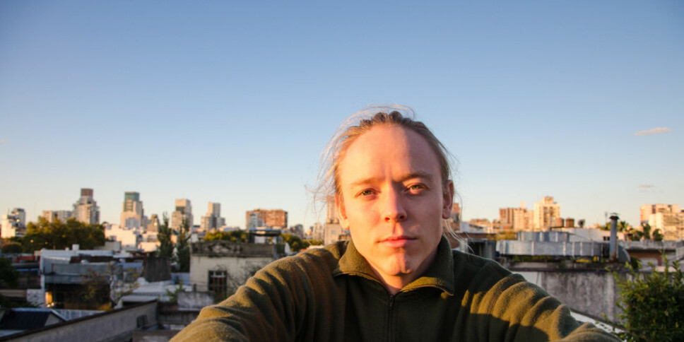 Bendik Nes ser på solnedgangen fra taket av huset sitt i Buenos Aires. Han var bare på universitetet i omlag en uke før det ble slutt på undervisning der. Så kom portforbudet.