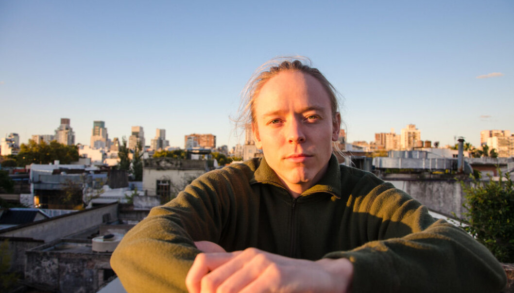 Bendik Nes ser på solnedgangen fra taket av huset sitt i Buenos Aires. Han var bare på universitetet i omlag en uke før det ble slutt på undervisning der. Så kom portforbudet. Bendik Nes ser på solnedgangen fra taket av huset sitt i Buenos Aires. Han var bare på universitetet i omlag en uke før det ble slutt på undervisning der. Så kom portforbudet.