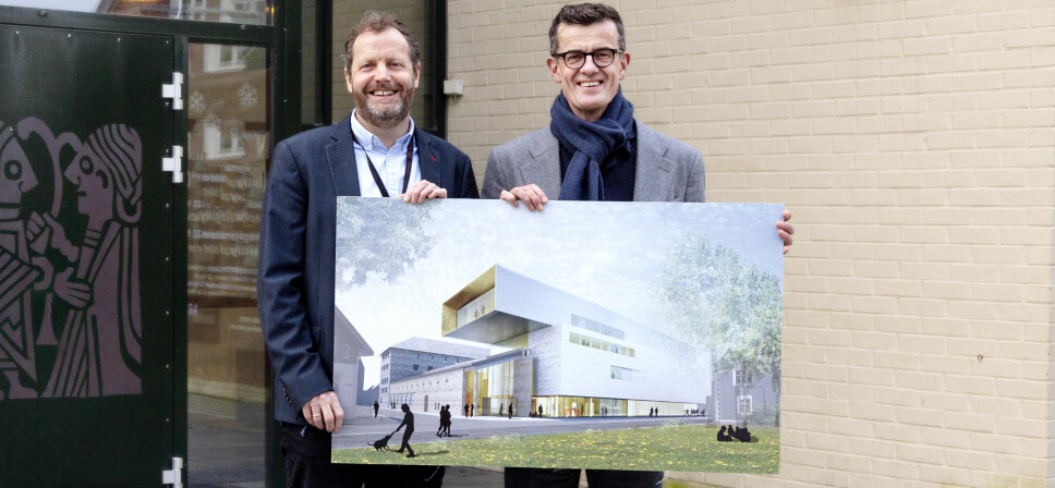 Museumsdirektør Ole Madsen sammen med rektor ved Universitetet i Stavanger, Klaus Mohn.