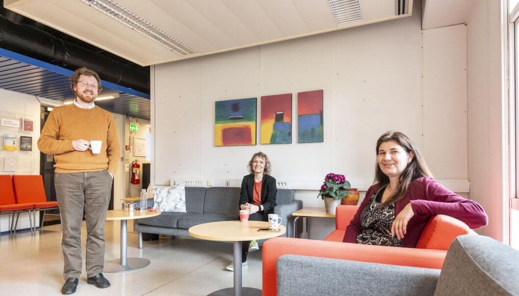 Mest av alt har fråveret av kontor styrka kjærleiken til ein fast arbeidsplass utanfor heimen for dei tre stipendiatane som har fått vende tilbake til tett fellesskap på Det psykologiske fakultet, rett nok på trygg smittevernavstand. Frå venstre Øyvind Wiik Halvorsen, Fride Haram Klykken og Kari Hagatun. Mest av alt har fråveret av kontor styrka kjærleiken til ein fast arbeidsplass utanfor heimen for dei tre stipendiatane som har fått vende tilbake til tett fellesskap på Det psykologiske fakultet, rett nok på trygg smittevernavstand. Frå venstre Øyvind Wiik Halvorsen, Fride Haram Klykken og Kari Hagatun.