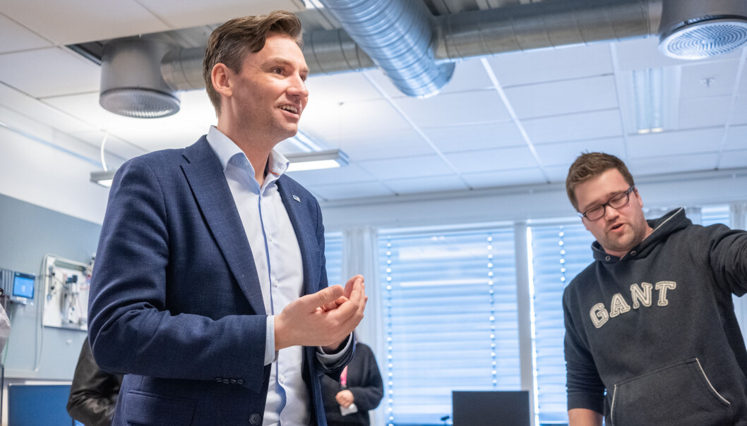 Forsknings- og høyere utdanningsminister Henrik Asheim (H) vil åpne for at statlige universiteter og høyskoler i større grad skal kunne ta betalt for videreutdanning. Forsknings- og høyere utdanningsminister Henrik Asheim (H) vil åpne for at statlige universiteter og høyskoler i større grad skal kunne ta betalt for videreutdanning.