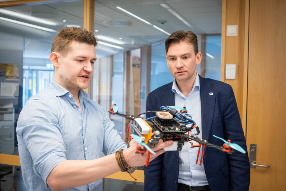 OsloMet-student Dennis Larsen viste ivrig fram droneprosjektet, som han og Kristoffer Valderhaug står bak, for statsråd Henrik Asheim.