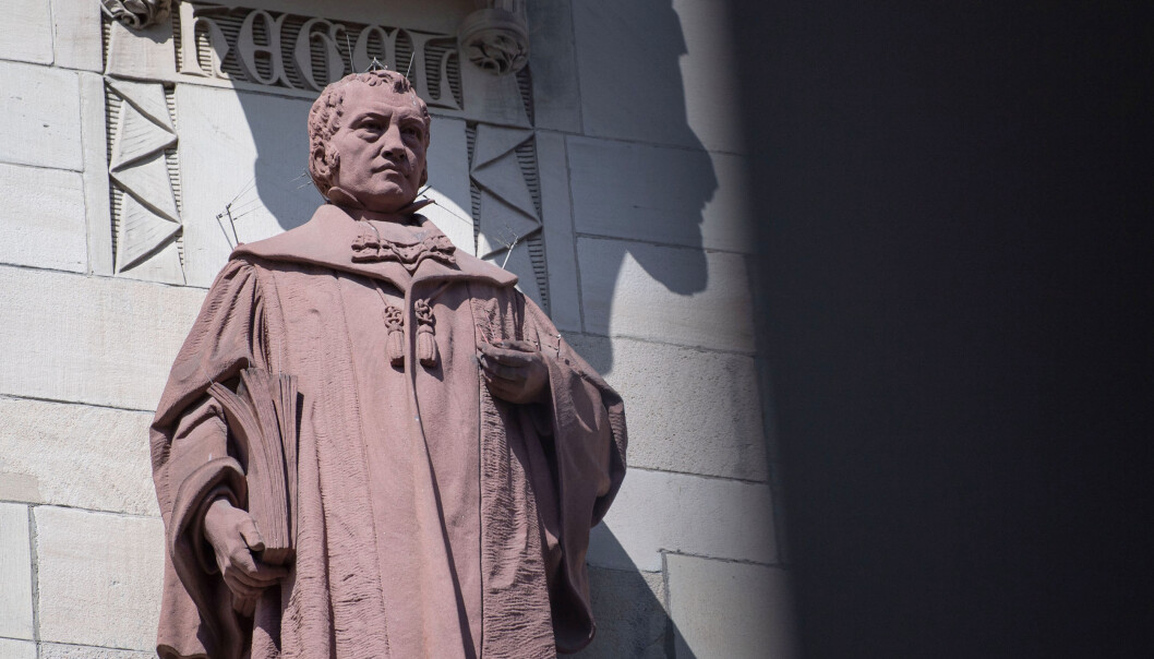 Den tyske filosofen Georg Wilhelm Friedrich Hegel Hegel var skeptisk til filosofer som prøvde å lære statens byråkrater hvordan en best skulle styre stat og samfunn, skriver Dag Johnsen. Her en statue fra 1905 av Hegel i Stuttgart, fotografert i slutten av mars 2020. Den tyske filosofen Georg Wilhelm Friedrich Hegel Hegel var skeptisk til filosofer som prøvde å lære statens byråkrater hvordan en best skulle styre stat og samfunn, skriver Dag Johnsen. Her en statue fra 1905 av Hegel i Stuttgart, fotografert i slutten av mars 2020.