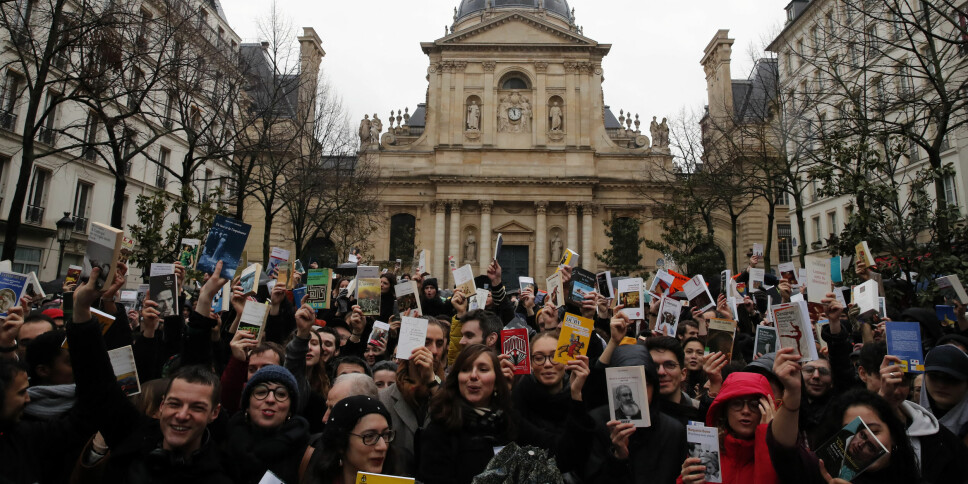 Studenter og universitetsansatte demonstrerer mot budsjettkutt til universitetene utenfor Sorbonne i Paris, kort tid før campusene ble stengt på grunn av Covid-19. Nå kan ytterligere kutt vente for europeiske universiteter.