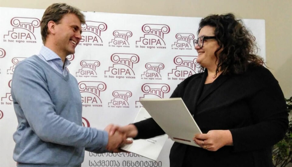 Terje Skjerdal og rektor Maka Loseliani ved GIPA signerer samarbeidsavtalen i januar 2018.