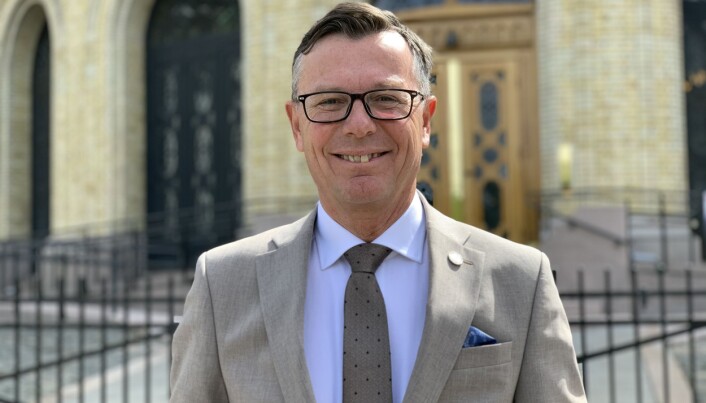 Dag Rune Olsen, rektor ved UiB og UHR-leder fremfor Stortinget. Dag Rune Olsen, rektor ved UiB og UHR-leder fremfor Stortinget.