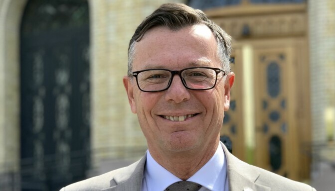 Dag Rune Olsen, rektor ved UiB og UHR-leder fremfor Stortinget.