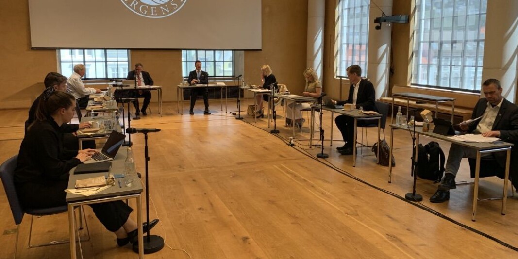 Korona var tema på styremøte med korona-retningslinjer: Kva sin pult, reingjering i pausen, utdelt frukt, vatn og kaffi. Korona var tema på styremøte med korona-retningslinjer: Kva sin pult, reingjering i pausen, utdelt frukt, vatn og kaffi.