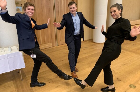 Korona-feiring for studentene: Studentparlamentsleder Andreas Trohjell (i midten) var tilhører, og enig med Gard Skulstad Johanson og Lise Carlsen i at det var best å gå for det mindretallet i utvalget har foreslått. Korona-feiring for studentene: Studentparlamentsleder Andreas Trohjell (i midten) var tilhører, og enig med Gard Skulstad Johanson og Lise Carlsen i at det var best å gå for det mindretallet i utvalget har foreslått.