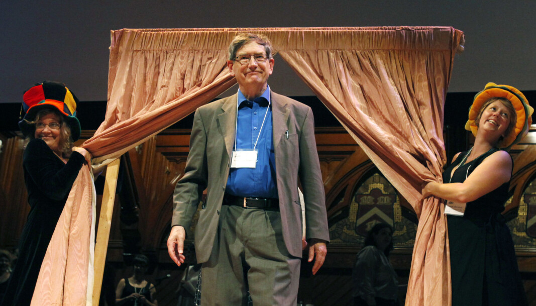Psykologiprofessoren Karl Halvor Teigen mottok IG Nobel under seremonien ved Harvard University i 2011. IG Nobel er ein pris til forsking som i utgangspunktet kan sjå vanvitig, kuriøs, komisk eller unyttig ut, men som ofte er høgst relevant. Psykologiprofessoren Karl Halvor Teigen mottok IG Nobel under seremonien ved Harvard University i 2011. IG Nobel er ein pris til forsking som i utgangspunktet kan sjå vanvitig, kuriøs, komisk eller unyttig ut, men som ofte er høgst relevant.
