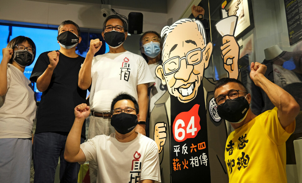 Demokratiforkjempar Lee Cheuk-yan (nr. to frå venstre) ropar slagord under opninga av ei protestutstilling 20. mai i år, på 4.-juni museet for Tiananmen-massakren. Mange av aktivistane i Hongkong er akademikarar og studentar på universiteta.