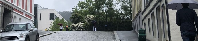 Torsdag ettermiddag kunne man se noen få mennesker utenfor universitetsbyggene på Høyden, UiB. Torsdag ettermiddag kunne man se noen få mennesker utenfor universitetsbyggene på Høyden, UiB.