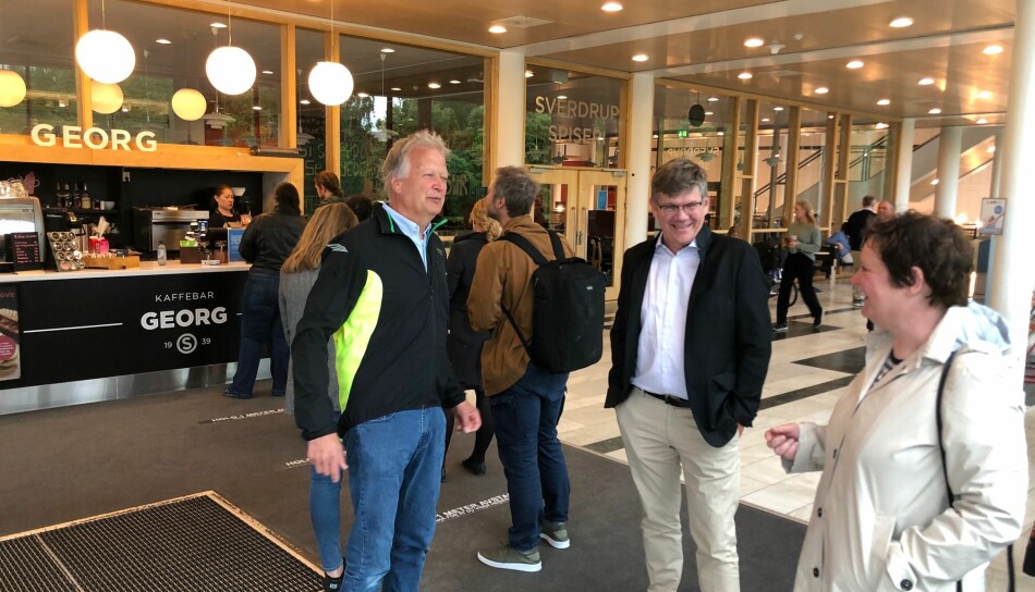 Det var kø i kaffebaren ved UiO ved lunsjtider torsdag og rektor Svein Stølen fikk en prat med to av sine ansatte, Johan L. Tønnesson og Merethe Roos: