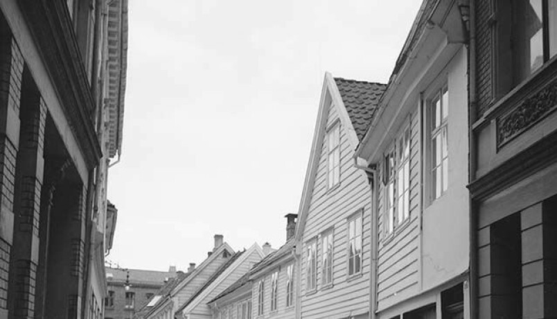 Gatene i Bergens sentrum tok sine navn fra håndverkere som var aktive der. Her ser vi et bilde fra Skostredet, gaten hvor skomakere oppholdt seg fra middelalderen.