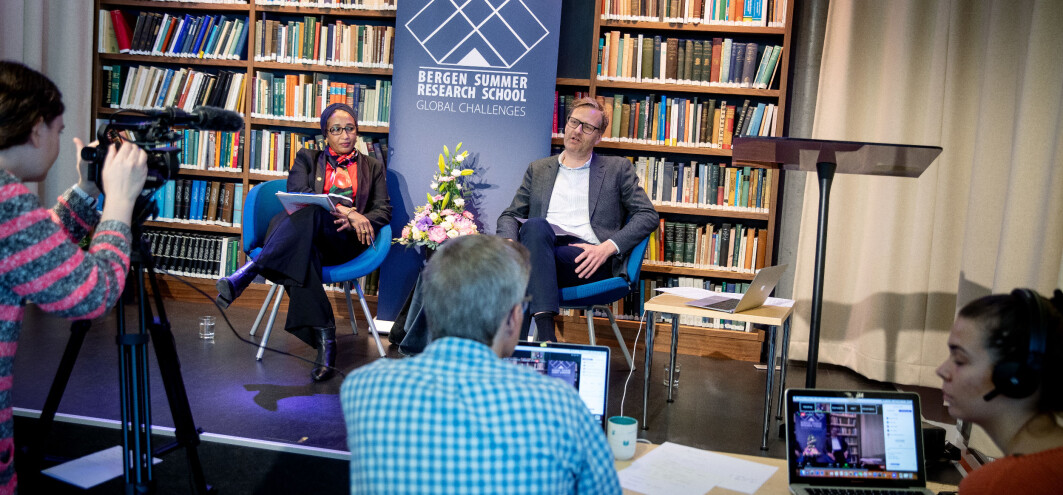 Howaida Faisal Abdelrahman og Håvard Haarstad på scenen. Anja Rørnes Tucker, Tord Rø og Maria Krog styrer teknikken på opninga av Bergen Summer Research School. Howaida Faisal Abdelrahman og Håvard Haarstad på scenen. Anja Rørnes Tucker, Tord Rø og Maria Krog styrer teknikken på opninga av Bergen Summer Research School.
