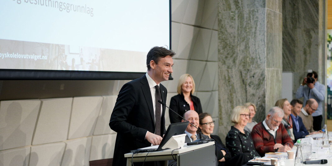 Henrik Asheim tok i mot forslag til ny lov for universiteter og høgskoler i februar. I bakgrunnen utvalgsleder Helga Aune og resten av utvalget. Sektoren er ikke enig med seg selv i spørsmål om ledelse. Henrik Asheim tok i mot forslag til ny lov for universiteter og høgskoler i februar. I bakgrunnen utvalgsleder Helga Aune og resten av utvalget. Sektoren er ikke enig med seg selv i spørsmål om ledelse.