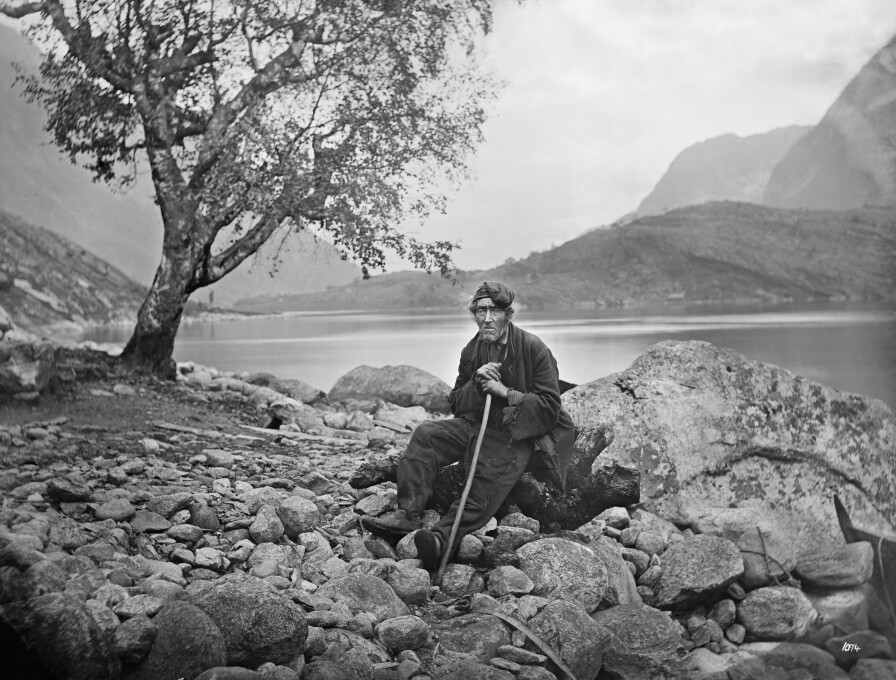 «Parti fra Hardanger», fotografert nedanfor garden Tokheim, ved Sørfjorden i Hardanger i første halvdel av 1870-talet. Ubb-kk-1318-1074. «Parti fra Hardanger», fotografert nedanfor garden Tokheim, ved Sørfjorden i Hardanger i første halvdel av 1870-talet. Ubb-kk-1318-1074.