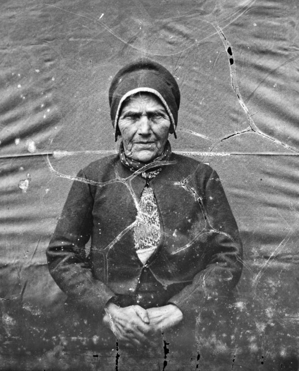 Knudsen fotograferte dette fabelaktige portrettet av bestemora si, Marta Amundsdtr. Rabbe (1784-1870), ein gong i løpet av 1860-åra. Ubb-kk-nsx-0591. Knudsen fotograferte dette fabelaktige portrettet av bestemora si, Marta Amundsdtr. Rabbe (1784-1870), ein gong i løpet av 1860-åra. Ubb-kk-nsx-0591.